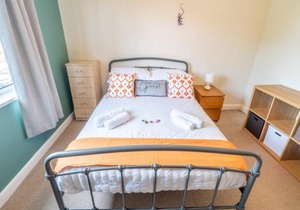 Pass the Keys Central 2 bedroom home in Beeston