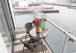 Pass the Keys Lovely New 1-bedroom Glasgow Harbour River View