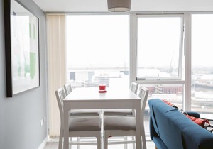 Pass the Keys Lovely New 1-bedroom Glasgow Harbour River View