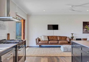 Paul's Farmhouse - 4 BR rural retreat with views