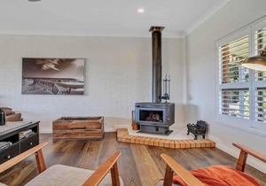 Paul's Farmhouse - 4 BR rural retreat with views