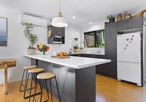 Peaceful cedar Cottage - 3 minutes to Muriwai Beach