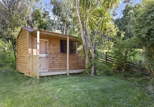 Peaceful cedar Cottage - 3 minutes to Muriwai Beach
