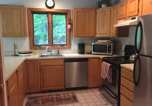 Peaceful, comfortable townhouse near Mount Snow; free shuttle; hot tub
