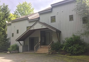 Peaceful, comfortable townhouse near Mount Snow; free shuttle; hot tub