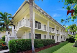 Peaceful condo with pool and brief walk to beach