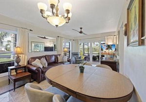 Peaceful condo with two pools/steps to beach and food