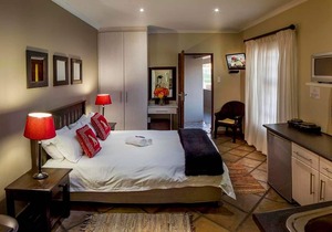 Peaceful guest room with double bed and kitchen, near Port Elizabeth