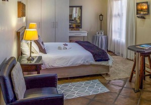Peaceful guest room with double bed and kitchen, near Port Elizabeth