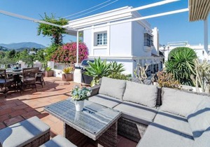 Peaceful Modern 2 bedroom apartment in Aloha Pueblo With View over The Pool
