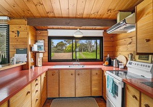 Peaceful Picnic Bay - Surfdale Holiday Home