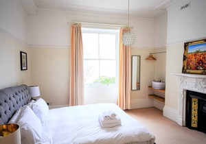 Peaceful & Pretty 2 bedroom flat near Clifton