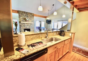 Peaceful Top Corner Condo-Minutes to GT Nat'l Park, Great Views & Deck with BBQ!