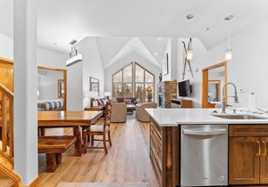 Penthouse w/Loft in Great Location Near River Run & Mountain House Base Area