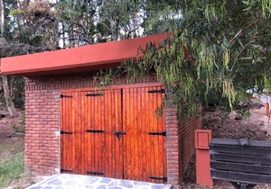 PEQUEÑA CASA EN EL MEDIO DEL BOSQUE EN MAR AZUL!