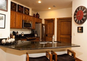Peregrine Point Condo by the Main Plaza - Walk to Slopes