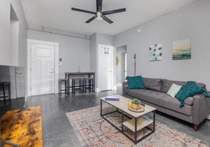 Perfect 2 bedroom Getaway in historic neighborhood