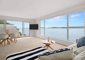 Perfect for Large Groups: Waterfront Getaway with Private Beach