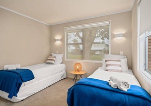 Perfect for Large Groups: Waterfront Getaway with Private Beach