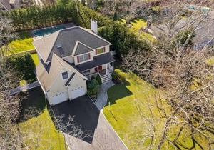 Perfect Hamptons Getaway! Beautiful home with great outdoor living & heated pool
