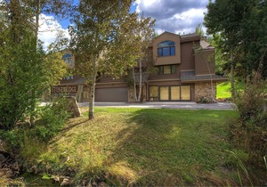 Perfect location, walk to Main St! Layout is great for multiple families!