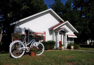 Perfect Place for a Reunion ~ Cozy Corner ~ One Block East Of Llano Square