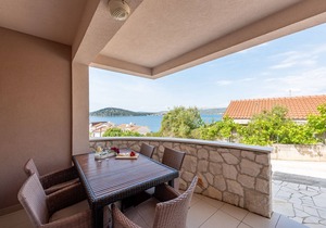 "Perfect runaway"in a quiet bay with sea view and pool relaxing area-app 1 for 5