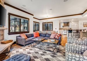 Perfect Ski-in/Ski-out Luxury W/Shared Hot Tubs, Mtn Views, Balcony & Fast WiFi
