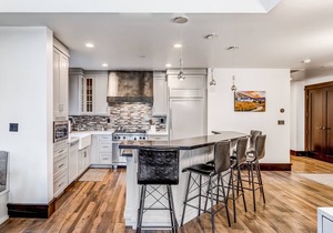 Perfect Ski-in/Ski-out Luxury W/Shared Hot Tubs, Mtn Views, Balcony & Fast WiFi