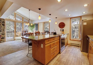 Pet-Friendly Condo, New Furniture, King Bed, Hot Tubs, Pools, Fireplace - CC301