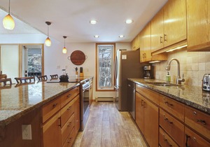 Pet-Friendly Condo, New Furniture, King Bed, Hot Tubs, Pools, Fireplace - CC301