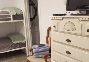 Pet Friendly King Suite w/Private Bath & Waffles