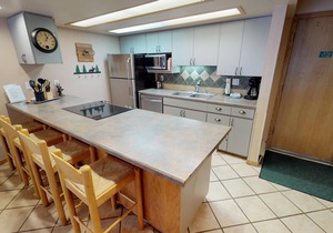 Pet Friendly on River! Pool, 2 Hot Tubs! Walk/Easy Drive to Shops, Dining