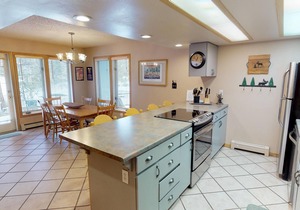 Pet Friendly on River! Pool, 2 Hot Tubs! Walk/Easy Drive to Shops, Dining
