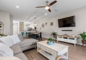 Pet-Friendly, Pool View, 5-Min Walk to Beach & minute to Shops and outlet