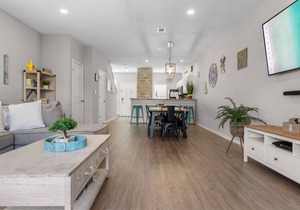 Pet-Friendly, Pool View, 5-Min Walk to Beach & minute to Shops and outlet
