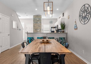 Pet-Friendly, Pool View, 5-Min Walk to Beach & minute to Shops and outlet