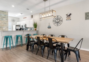Pet-Friendly, Pool View, 5-Min Walk to Beach & minute to Shops and outlet