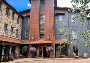 Pet-Friendly Three-Bedroom Residence With Concierge, Hot Tub
