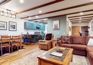 Pet-Friendly, Updated Décor. Washer/Dryer, Balcony, Short Walk to The Village