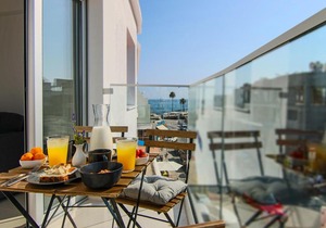 Phaedrus Living: Seaside Luxury Flat Lighthouse 65