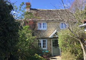 Picture postcard Cotswold cottage in the attractive market town of Lechlade