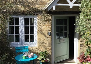 Picture postcard Cotswold cottage in the attractive market town of Lechlade
