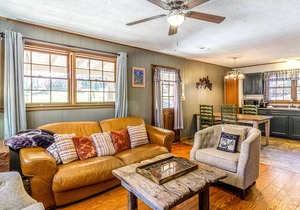 Picturesque Cabin - Ponds, Fireplace, AC, WiFi - Snowbird, Biker & Pet-Friendly