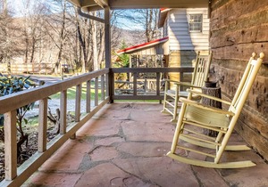 Picturesque Cabin - Ponds, Fireplace, AC, WiFi - Snowbird, Biker & Pet-Friendly