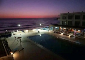 Pieds dans l`eau, piscine face à la mer - Adan beach