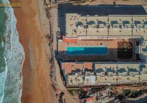 Pieds dans l`eau, piscine face à la mer - Adan beach