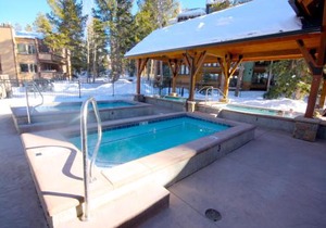 Pinecreek #F - 3 BR - Close to Town - Shuttle to Slopes - Pool and Hot Tub Access