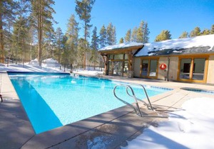Pinecreek #F - 3 BR - Close to Town - Shuttle to Slopes - Pool and Hot Tub Access