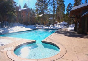 Pinecreek #F - 3 BR - Close to Town - Shuttle to Slopes - Pool and Hot Tub Access